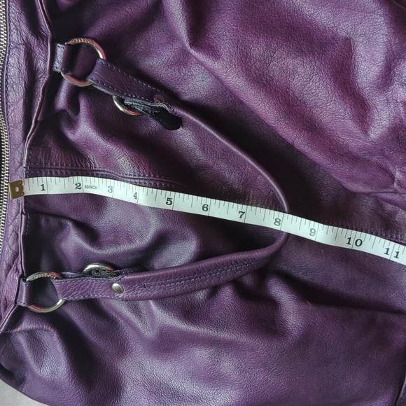 Purple italian leather hobo bag, large bag with zip top, soft distressed leather - Picture 11 of 16